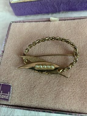 B David Vintage Gold-Tone Faux Pearl Leaf Brooch Twisted Rope design Flawless